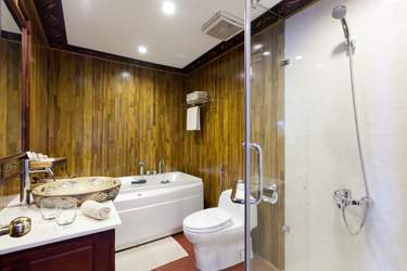 AmaWaterways AmaLotus Accommodation Porthole Stateroom Bathroom.jpg